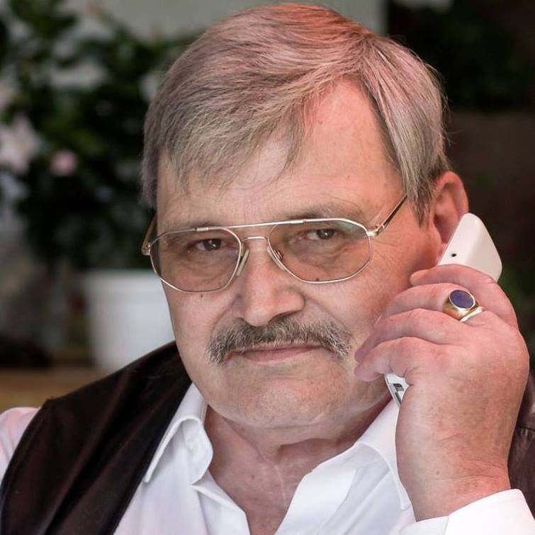 Internetdetektiv Mathias Kindt-Hopffer am Telefon